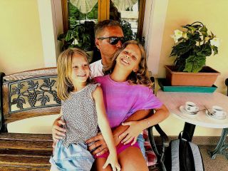 Prý bejval svět jak z růže květ a já se ptal Proč nezůstal jen chvíli dál Pouze chvíli dál (K.G.)